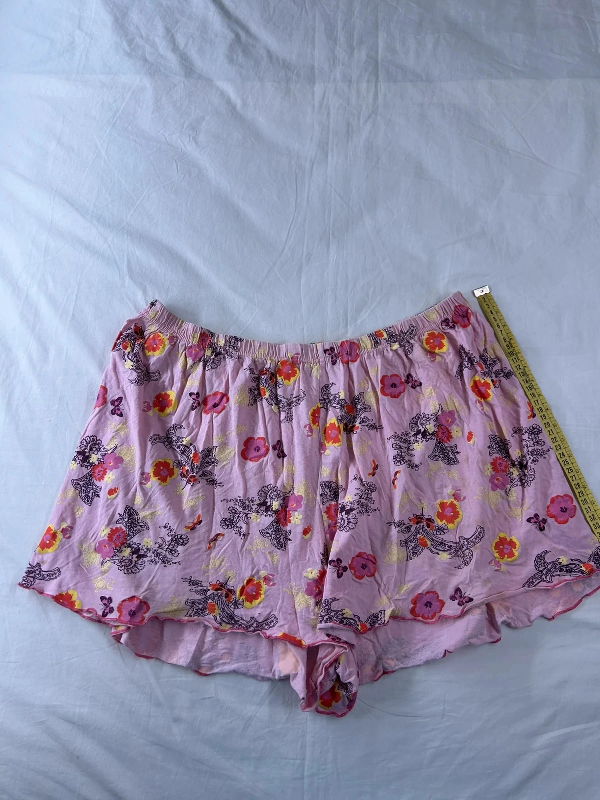 Short taille haute blancheporte rose à motifs vintage